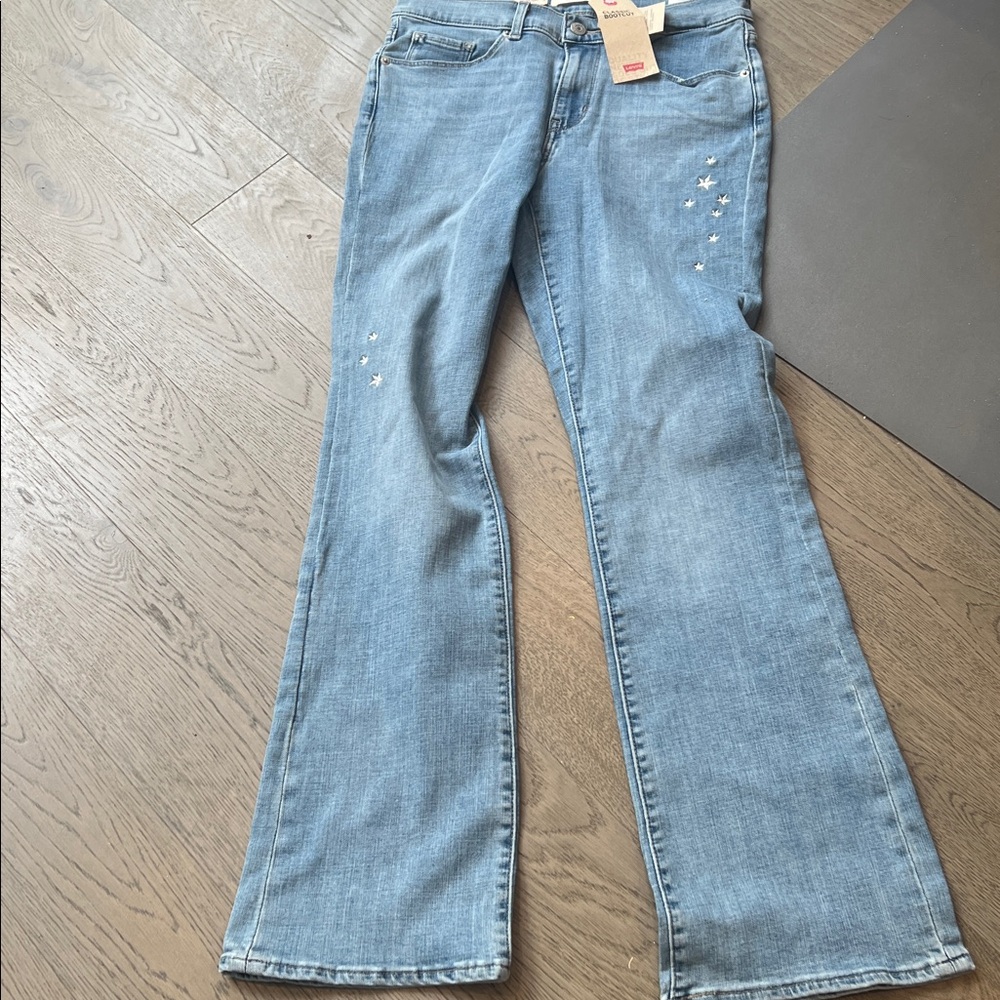 NWT Levi’s Classic Mid Rise Boot Cut size 6 embellished with stars